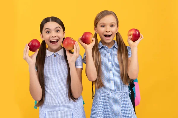 Frukt För Att Vara Söt Glada Skolkamrater Hålla Äpplen Yelow — Stockfoto