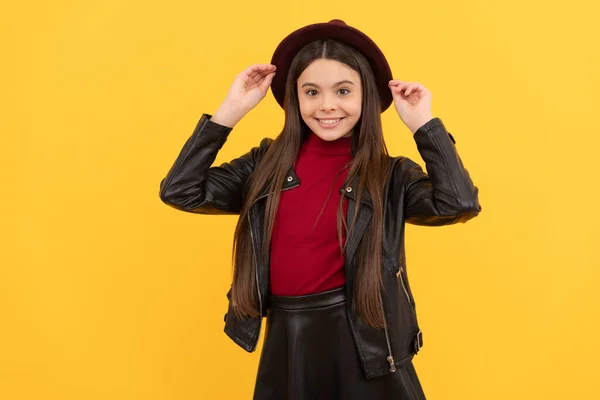 Muchacha Adolescente Feliz Sombrero Chaqueta Cuero Tendencia —  Fotos de Stock