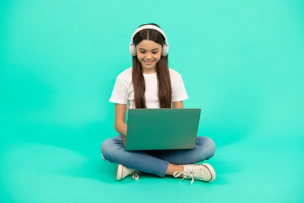 Boldog Gyerek Lány Befolyásoló Használata Vezeték Nélküli Laptop Videohívás Vagy — Stock Fotó