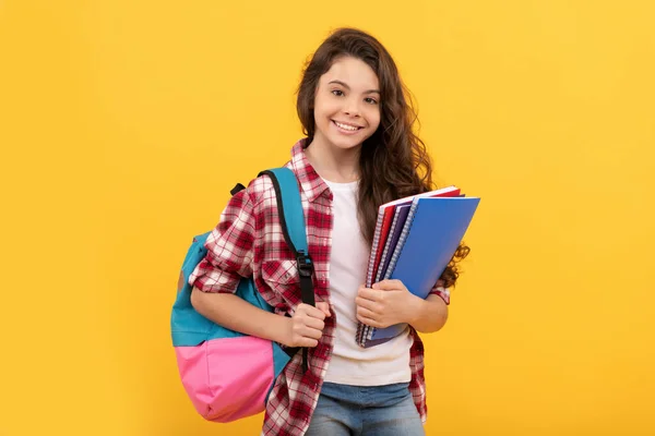 Χαμογελαστός έφηβος κορίτσι σχολείο έτοιμο να μελετήσει με σακίδιο και σημειωματάρια, εκπαίδευση — Φωτογραφία Αρχείου