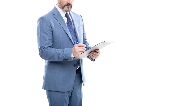 Homme prenant des notes ou signant le contrat sur le dossier isolé sur l'espace de copie blanche, signant le contrat. — Photo