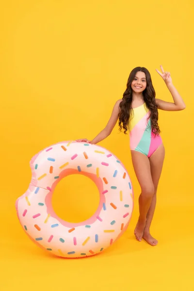 Літні канікули. щаслива дівчина в купальнику надувний пончик кільце. підліток з плавальним кільцем . — стокове фото