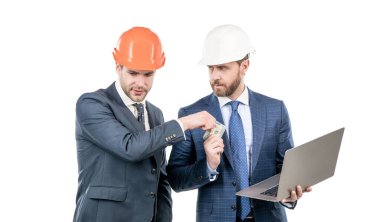 Maddi destek. Mimari projeye yatırım. Para ve dizüstü bilgisayarı olan iş adamları.