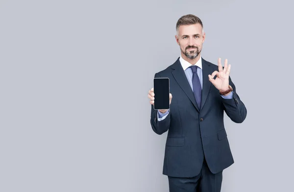 Advertisement presentation. copy space. man presenting phone screen. — Stock Photo, Image