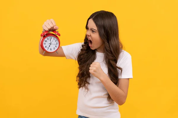 Sonido molesto. chica adolescente enojado comprobar el tiempo. No llegues tarde. niño puntual con reloj. — Foto de Stock