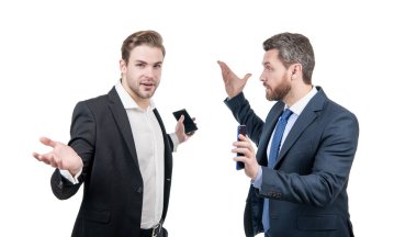 İş adamları konuşuyor ve anlaşmazlıkları tartışıyor. Patron ve çalışanın akıllı telefonu var. Anlaşmazlığa düşen erkek ortakları. İş rekabeti. İş görüşmesi. Mücadele. Hoşnutsuz meslektaş tartışması. müzakereler.