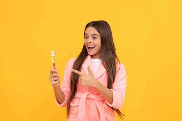 Evde Terry Bornoz Parmağıyla Diş Fırçasını Işaret Etmesi Hayret Verici — Stok fotoğraf
