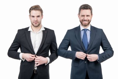 Düğme ceketi. Beyazlar üzerinde izole iş adamları. Patron ve çalışan. Kendine güvenen iş ortakları. Yönetici. Profesyonel başarılı CEO. Liderlik. Hırslı meslektaş uzmanlar. İki resmi giysili adam..