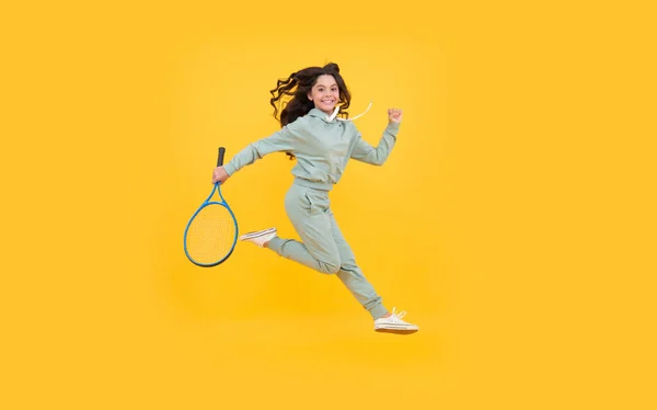 Szczęśliwy Energiczny Skok Dziecka Odzieży Sportowej Rakietą Squasha Działa Sukcesu — Zdjęcie stockowe