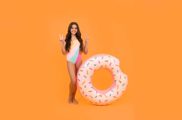 Gelukkig Strand Tiener Meisje Met Krullend Haar Zwempak Met Donut — Stockfoto