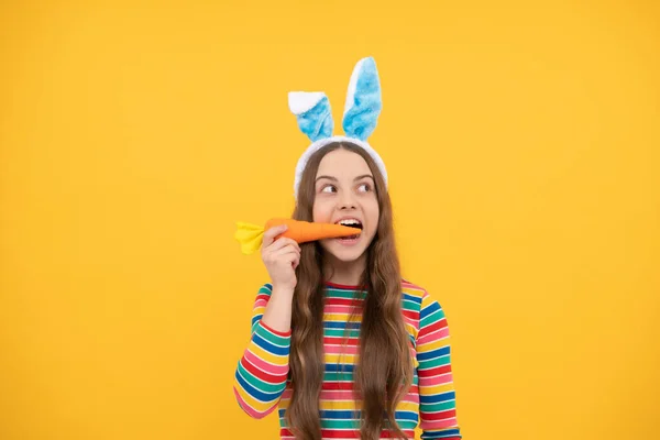 Niesamowite Wielkanoc Nastolatek Dziewczyna Królik Uszy Jedzenie Marchew Wakacje Wielkanoc — Zdjęcie stockowe