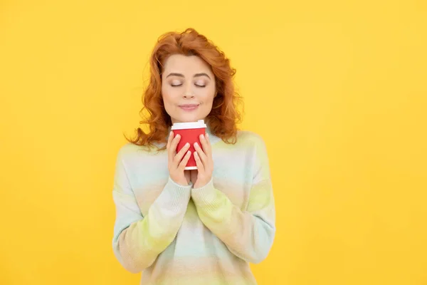 Mujer Pelirroja Feliz Olor Café Para Llevar Taza Sobre Fondo — Foto de Stock
