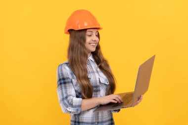 E-postayı kontrol et. Doğum günün kutlu olsun. Gelecekteki kariyerim. Kasklı genç kız dizüstü bilgisayar kullanıyor. Çocuk bilgisayarı tut. Bina ve inşaat. webinar. Mutlu çocuk işçisi şapka takar. çocukluk İnternet eğitimi.