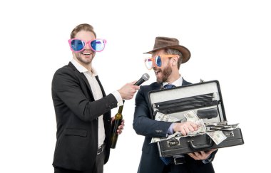 Büyük ikramiyeyi kazandım. Showman röportajı kazanan adam para dolu bavulu tutuyor. Büyük ikramiye. Zenginlik. Yatırım. Piyango ödülü. Zenginlik ve bolluk. Milyoner olmak..