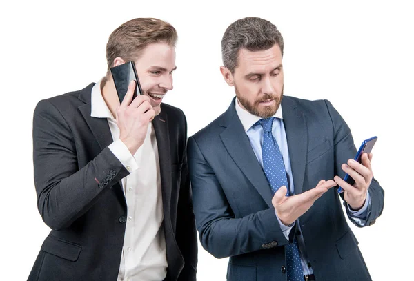 在网上讨论交易 员工向老板展示智能手机 男性合伙人在商务谈判中的姿态 实况转播 同事在谈话 商人们通过电话交谈 — 图库照片
