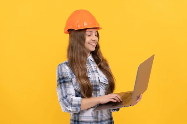 Controleer Mail Gelukkige Werkdag Toekomstige Carrière Tiener Meisje Helm Gebruik — Stockfoto