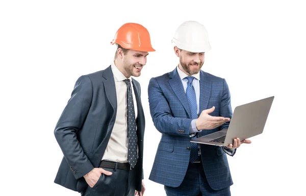 Twee Zakenmensen Mannen Partners Pak Veiligheidshelm Werken Laptop Online Geïsoleerd — Stockfoto