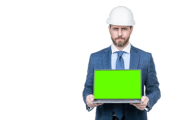 Zelfverzekerde Zakenman Pak Veiligheidshelm Met Groen Scherm Van Laptop Kopieerruimte — Stockfoto