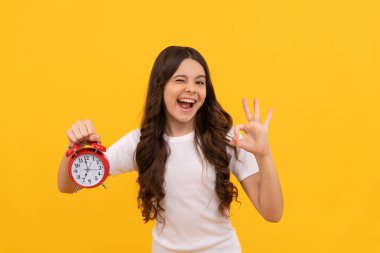 Mutlu çocuk retro alarm saatini göster, tamam mı?