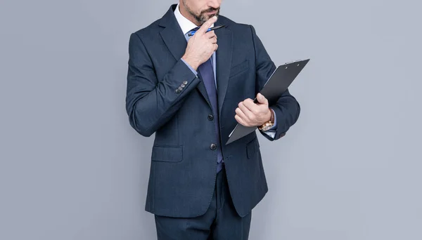 Hombre de negocios recortado en traje de negocios comprobando notas, concentración — Foto de Stock