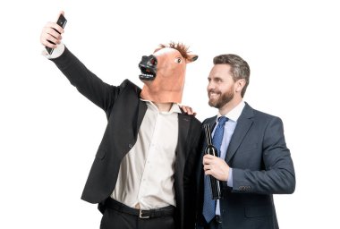 At kafası maskeli mutlu profesyonel adam ve sarhoş menajer telefonla oto portre çekin, selfie.