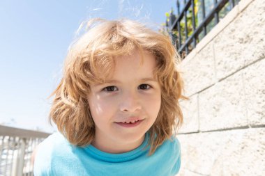 Mutlu çocuk portresi gülen yaz açık havada, yüzü