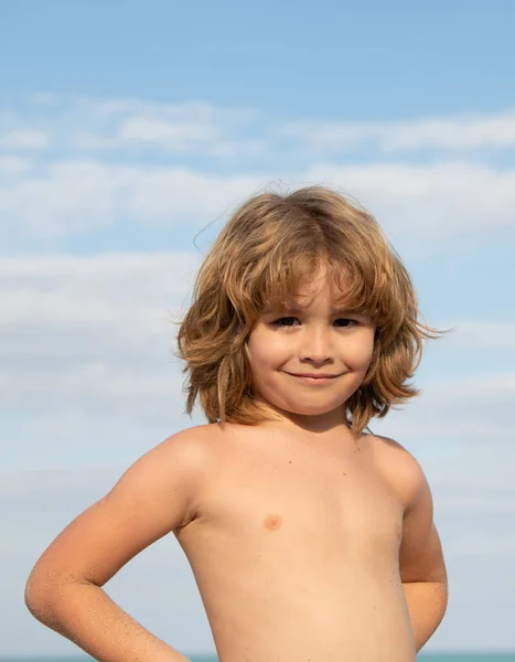 Zabawa na słońcu. Portret chłopca bez koszulki. Szczęśliwy chłopiec niebo tle dziecka. Czas na lato. Lato — Zdjęcie stockowe