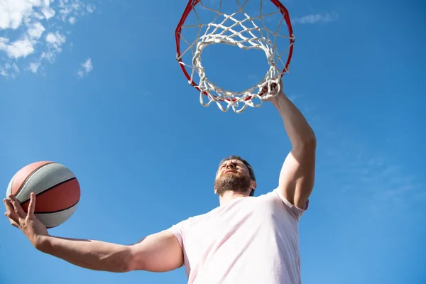 Férfi kosárlabdázik a szabadban. Az ember ugrik, hogy dobja a labdát. srác kosarazik. — Stock Fotó