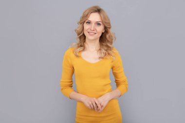 Onun tarzı. Olumlu duygularını ifade et. pürüzsüz yüz derisi. Kıvırcık saçlı neşeli bir bayan. Güzellik ve moda. Kadın manken. Gülümseyen genç kızın güzel görünüşü. Sarışın kadın. Sarışın kadın portresi.