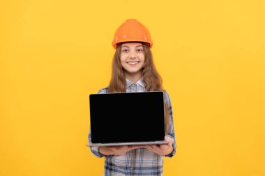 İnşaatçı çocuk bilgisayarı tut. Bina ve inşaat. Sunum. Mutlu çocuk işçisi şapka takar. çocukluk internet eğitimi. Doğum günün kutlu olsun. kopyalama alanı. Genç kız kask takıyor dizüstü bilgisayar sunuyor.