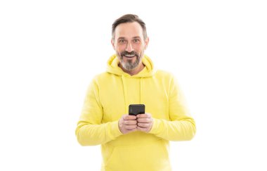 Son sınıf öğrencisi, beyaz telefondan mesaj atıp mesaj yolluyor. Sarı kapüşonlu adam e-postayı kontrol ediyor. Modern iletişim. SMS yazıyorum. İnternetten alışveriş. Olgun, mutlu bir adam internette sohbet ediyor..