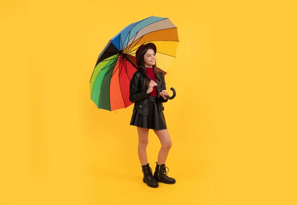 액세서리 아름다운 아가씨 양산을 무지개 우산을 모자를 쓴아이 비오는 — 스톡 사진