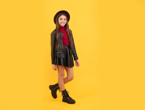 Šťastná Teen Dívka Klobouku Kožené Oblečení Móda — Stock fotografie