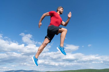 Adam gökyüzü geçmişinde koşuyor. Meydan okuma ve rekabet. maraton hızı.