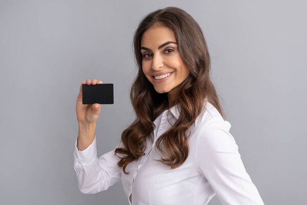 Счастливая профессиональная женщина-предприниматель шоу бизнес-контактная карта для копирования пространства, идентификации