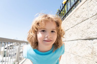 Merhaba yaz. Mutlu çocuk portresi. Erkek çocuk. Childs 'ın yüzü. Mutlu çocukluk ve çocukluk