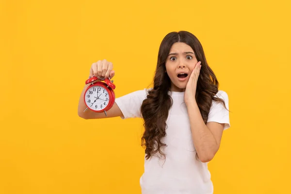 Chaval impactado mantenga reloj despertador retro mostrando tiempo, retraso — Foto de Stock