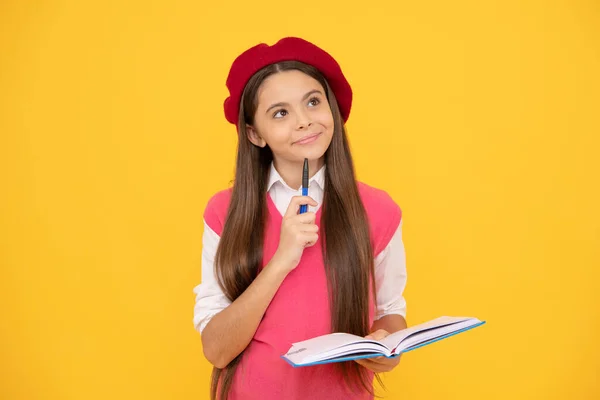 Myślenie nastolatka szkoła dziewczyna w francuski beret robi notatki w planer notatnik lub notatnik, edukacja — Zdjęcie stockowe