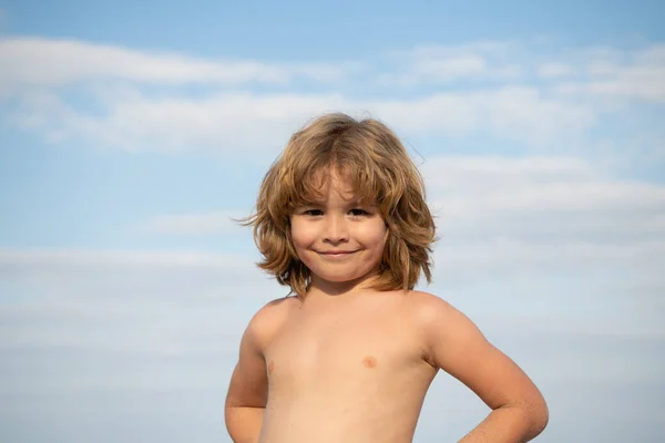 Retrato de niño feliz sin camisa sonriendo verano al aire libre cielo fondo, chico — Foto de Stock