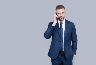 İletişim. İş adamı akıllı telefonda konuşur. Patron konuşuyor..