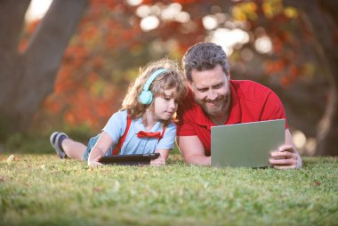 Webinar video dersi. Bilgisayarda online eğitim. baba ve oğul modern iletişim teknolojisini kullanıyorlar.