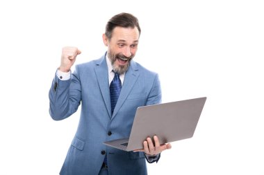 Mutlu boz gözlü girişimci internetten kablosuz bilgisayar kullanıyor, beyaz ve internet erişimine izole edilmiş..