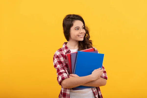 Lachende school tiener meisje klaar om te studeren met notebooks, school — Stockfoto