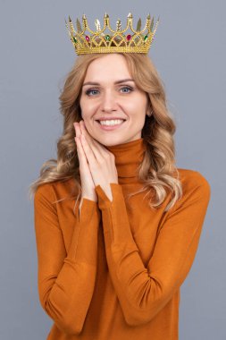 Kıvırcık saçlı neşeli sarışın kadın taç takıyor, zafer.
