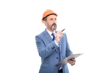 Girişimci beyaz ve çalışma sürecine izole edilmiş klasör belgeleri üzerine notlar alıyor.