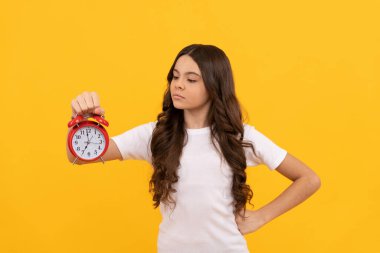 Ciddi çocuk, retro alarm saatini göster, dakik