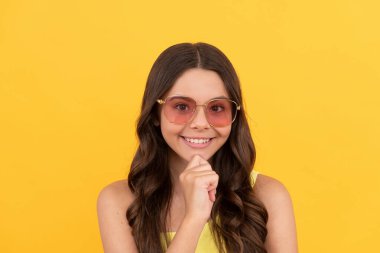 Yaz partisi görünüşü. Güneş gözlüklü mutlu çocuk. Havalı genç kız eğleniyor. Neşeli çocuk