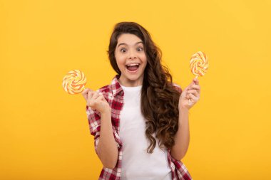 Çubukta şeker. Karamelli şeker dükkanı. Tatlı çocukluk hayatı. Genç diş bakımı. Tatlıya düşkünüm.