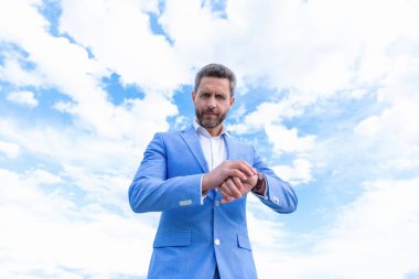 Dakiklik. Girişimci. Erkek moda aksesuarı. Patron el gözetimi yapıyor. son teslim tarihi