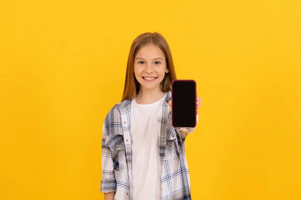 Niño feliz presentando el producto de la pantalla del teléfono inteligente moderno para el espacio de copia, publicidad —  Fotos de Stock